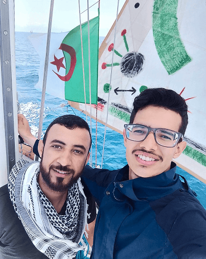 ناشطان جزائريان على متن سفينة ضمن أسطول الصمود، وعلى اليمين أنور وليد بازة